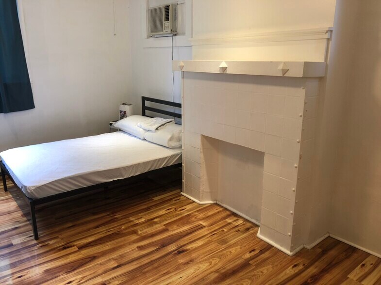 Building Photo - 5818 Hobart St