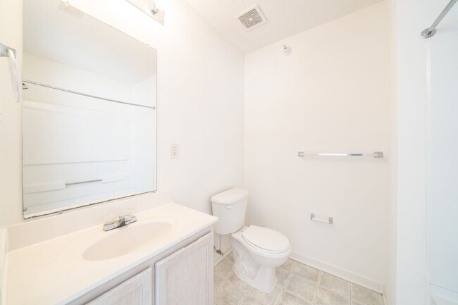 Building Photo - Private Room and Bathroom in Spacious 4 Be...