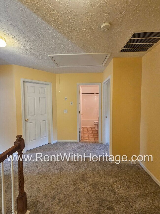 Building Photo - Gorgeous 5 bedroom, 2.5 bath / Attention t...