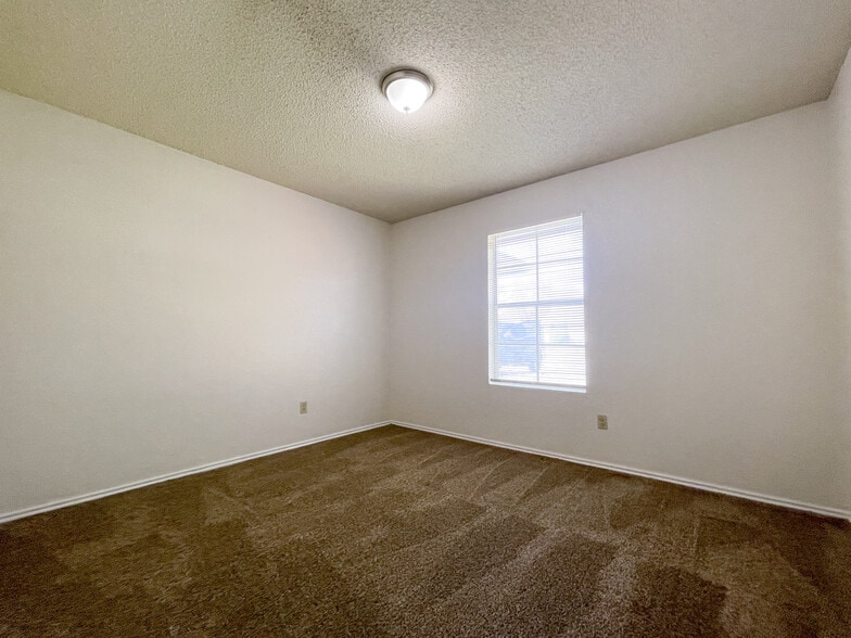 Building Photo - 2000 Ramada Dr