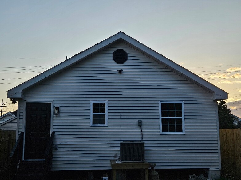 Building Photo - 8311 Oleander St