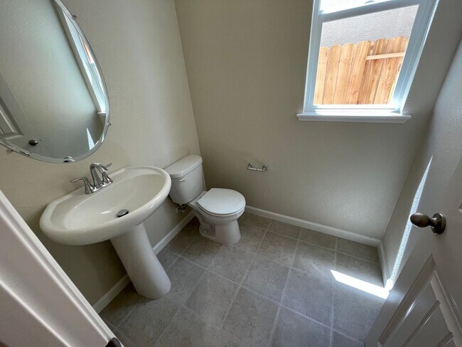 Building Photo - Newer Florsheim Home