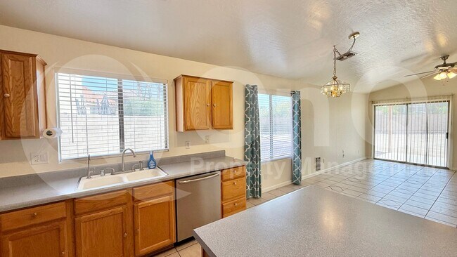 Building Photo - 417 E Cantebria Dr