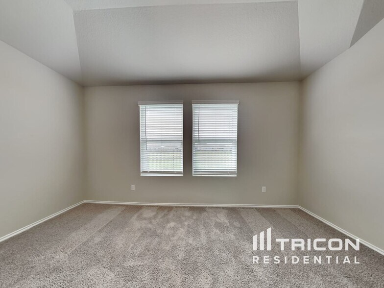 Building Photo - 5104 Saddle Clb Dr