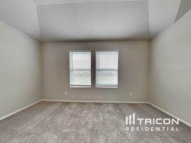 Building Photo - 5104 Saddle Clb Dr