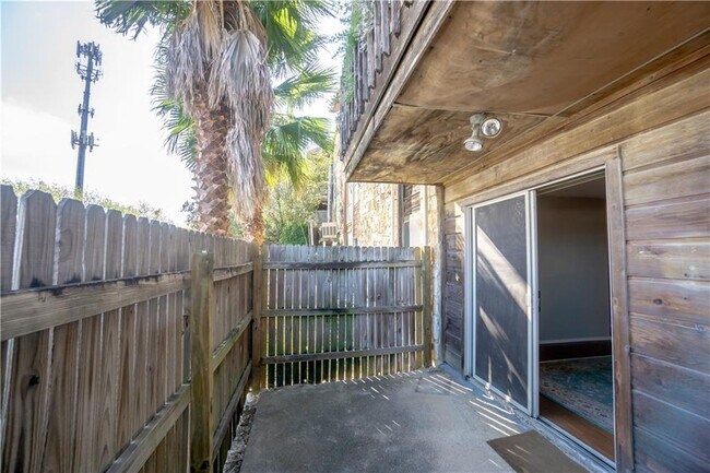 Building Photo - 6903 Deatonhill Dr