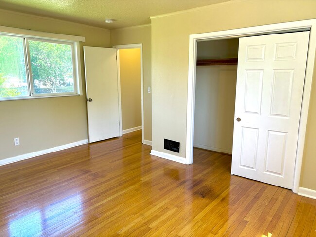 Building Photo - University Park Home with Finished Basemen...