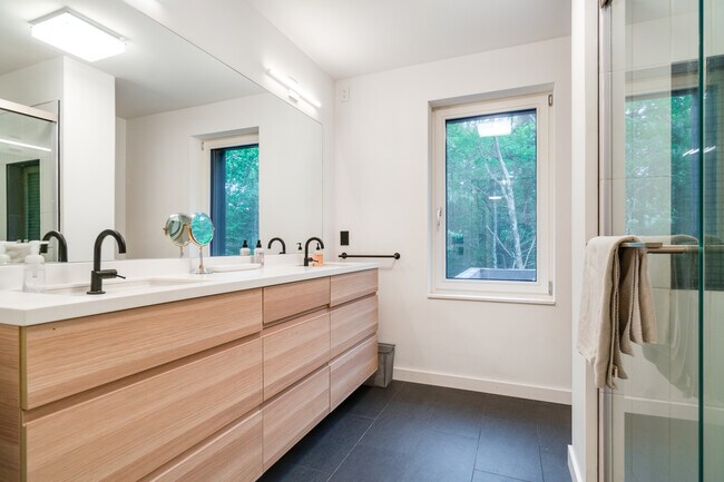 Building Photo - 40 Russells Hill Rd