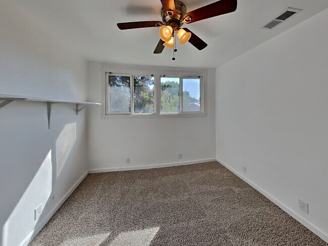 Building Photo - Holbrook Heights 3/2 Home Available Now!