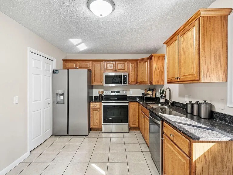 Building Photo - 609 82nd Ave N