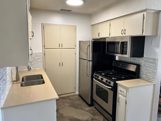 Building Photo - 8005 Pinedale Cove