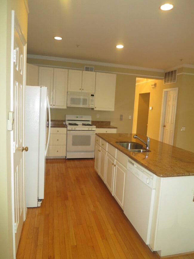 Building Photo - Luxury! Brick Front Townhouse in Longmead