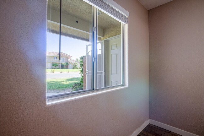Building Photo - 448 Tava Ln