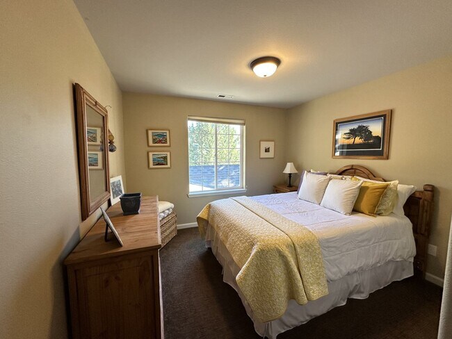 Building Photo - Large Furnished home on Awbrey Butte