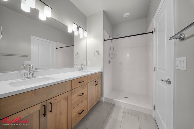 Building Photo - Beautiful and Modern 5 Bedroom Home in Cedar City!