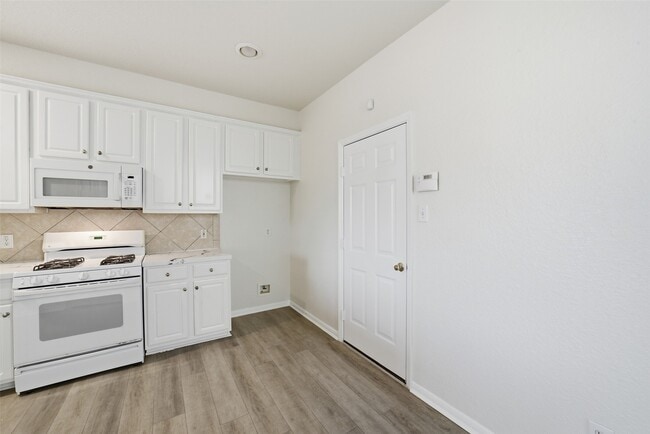 Building Photo - 2110 Ridge Wood Ln