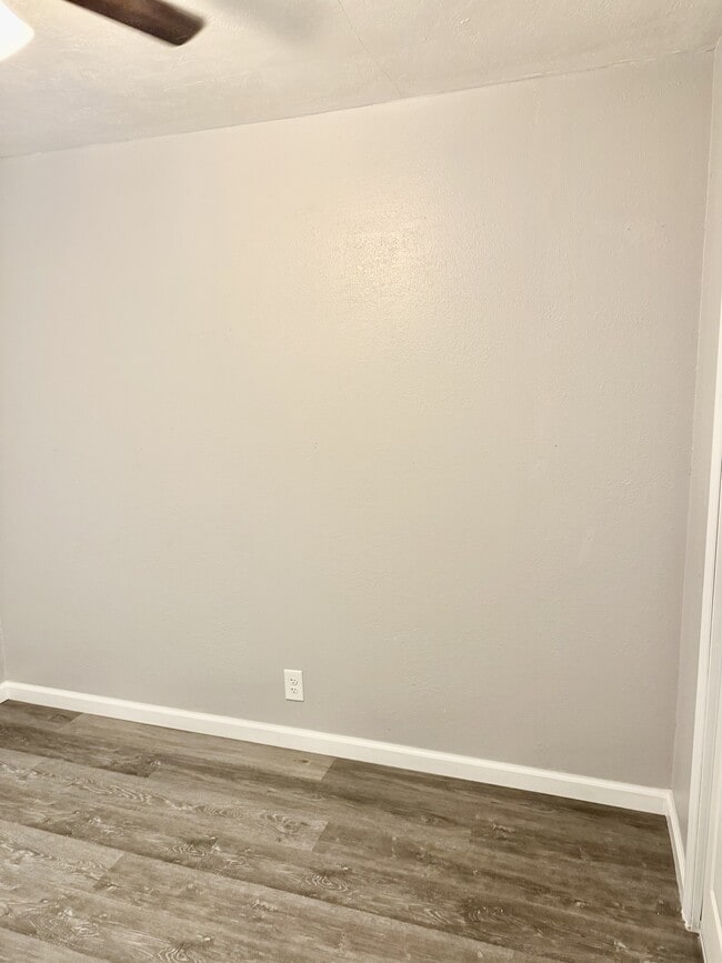 Building Photo - 986 S Hope Ave