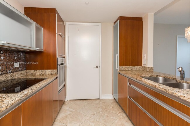 Building Photo - 17201 Collins Ave