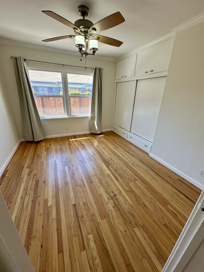 Building Photo - 2411 Oak St