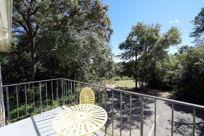 Building Photo - 116 Country Club Dr