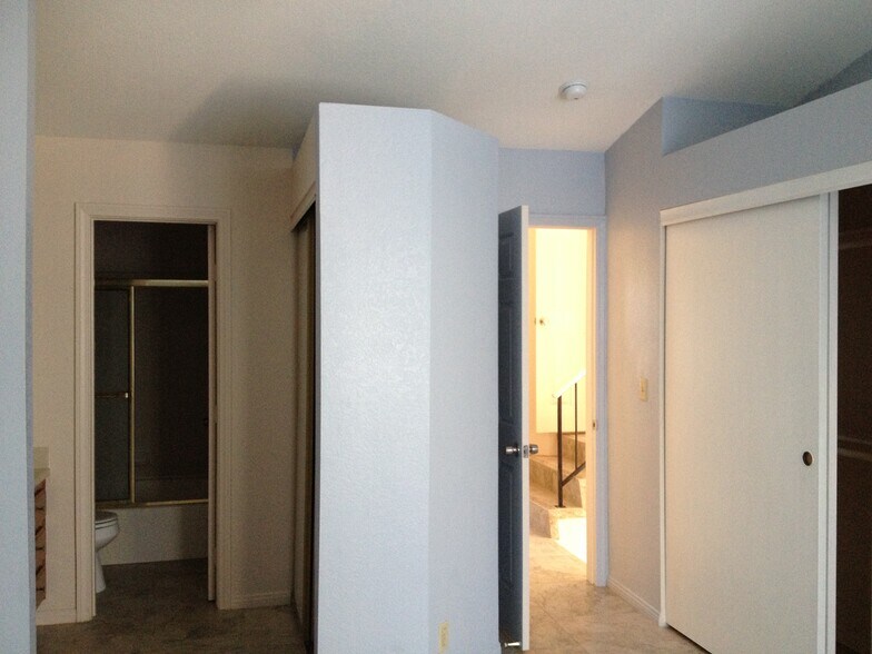 Building Photo - 5033 Vivaldi Dr