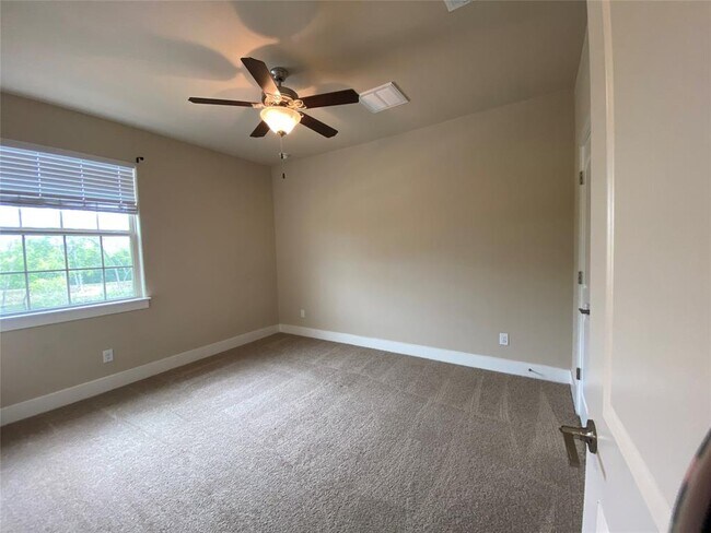 Building Photo - 351 Madison Oaks Ave