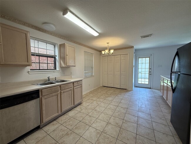 Building Photo - 13834 Trumpetvine St