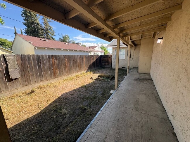 Building Photo - Charming NW Visalia Home Available Now!