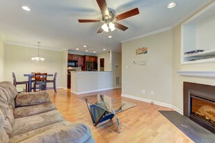 Building Photo - 1010 Kingswood Dr