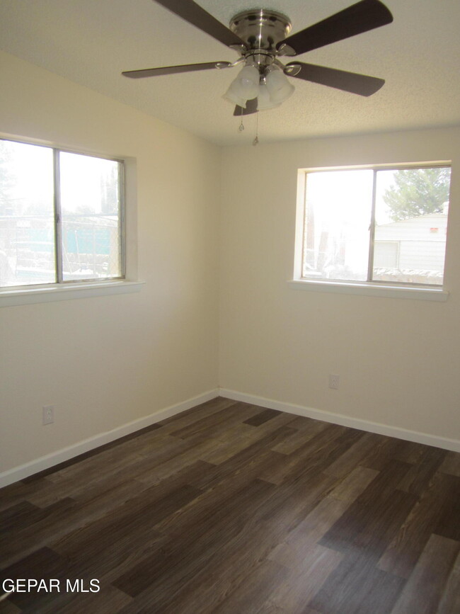Building Photo - 305 Corvena Way