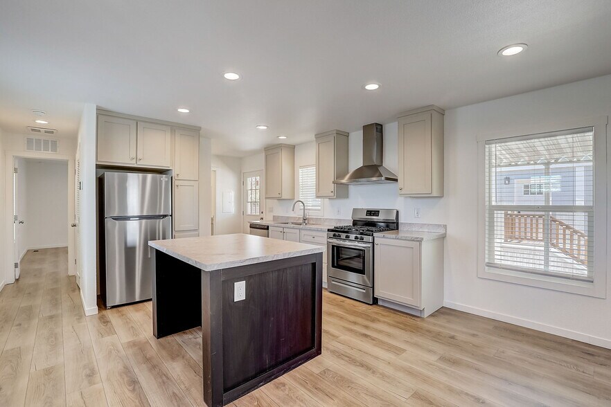 Building Photo - 3139 E Sahara Ave