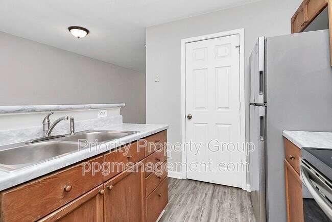 Building Photo - 9365 Glenwater Dr