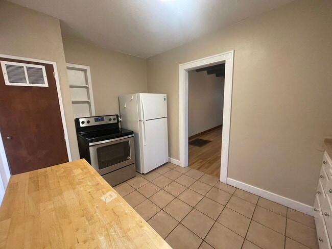 Building Photo - 407 Vassar Dr SE