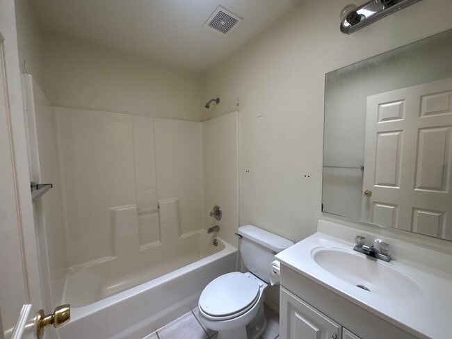 Building Photo - 2 bedroom 2 bathroom duplex available for ...