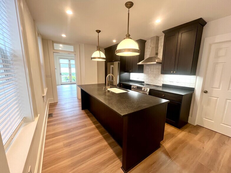 Building Photo - 670 Mohawk St