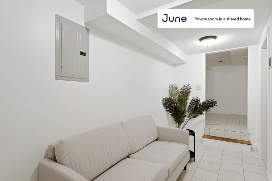 Building Photo - Room in Shared 4 bed/2 bath home in Roxbury