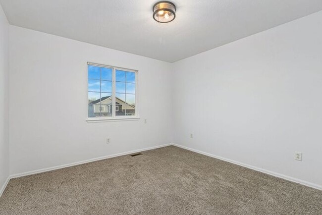 Building Photo - Beautifully Updated 2 Bed, 1.5 Bath House