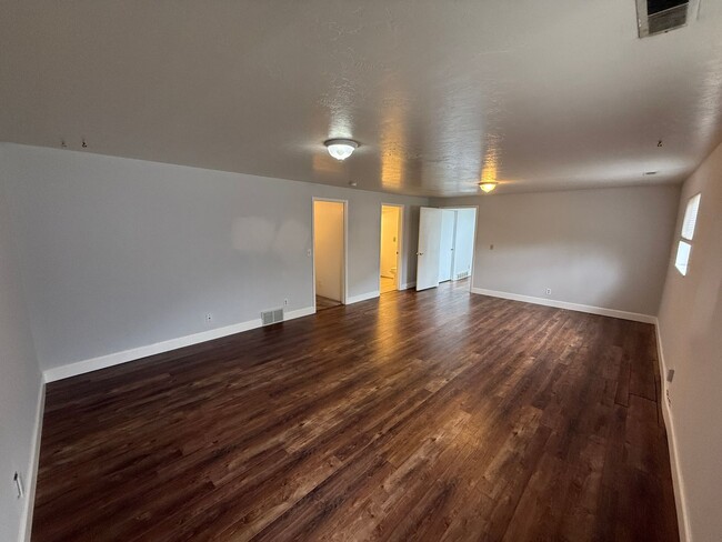 Building Photo - Large Five Bedroom Home, Sandy, 2500 sq ft, New Paint, New carpet, New Flooring