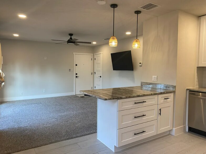Building Photo - 909 S Colonial Ct