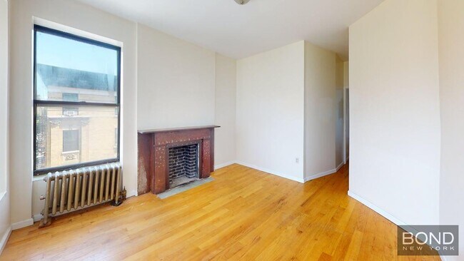 Building Photo - 196 W 108th St