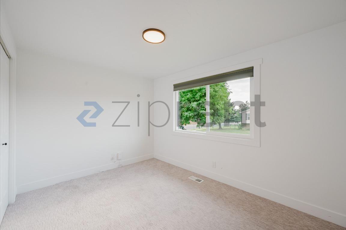 Building Photo - Unit