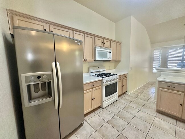 Building Photo - AVAILABLE NOW!