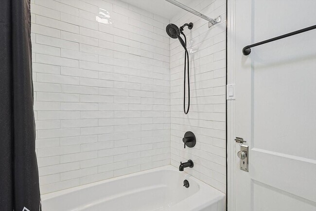 Building Photo - 5620 Richmond Ave