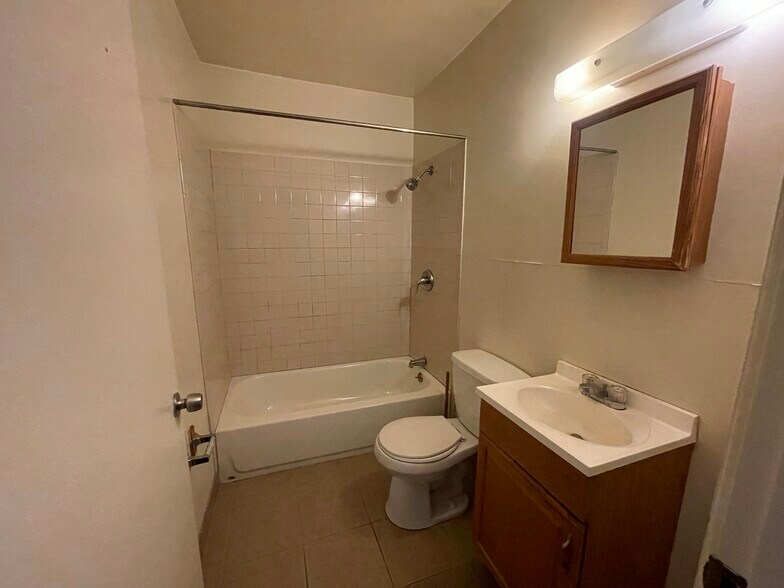 FULL BATH - 1507 Spring Garden St
