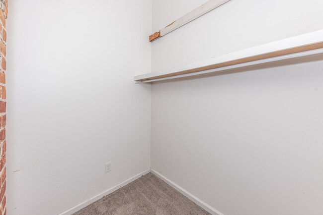 Building Photo - 808 E Ann St