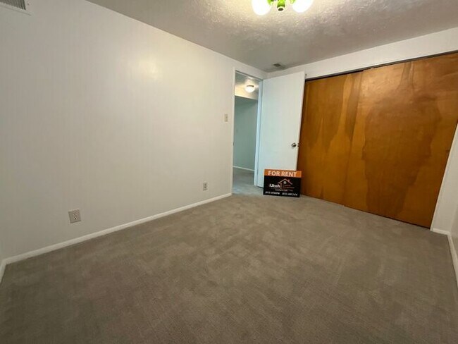 Building Photo - 4 Bedroom 2 Bath 2 Car Garage Home- Dog Friendly and RV parking.