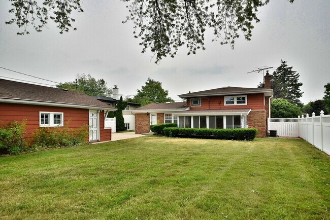 Building Photo - 8006 W Courtland Ave