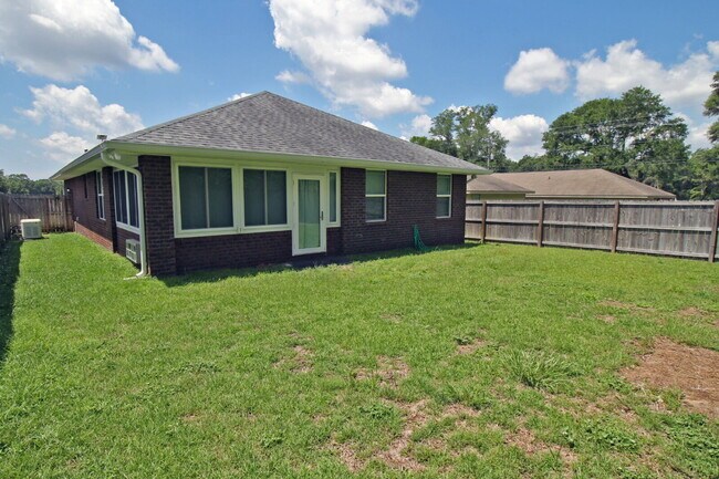 Building Photo - 3BR/2BA Ashley Place Home Featuring Sunroom, Generator & Multiple Living Spaces