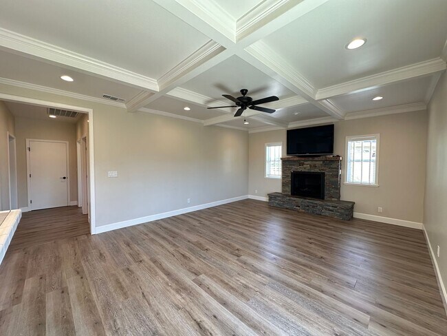 Building Photo - 4 Bedroom Home on Half Acre Lot