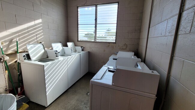 Community Laundry - 3370 Salt Lake Blvd